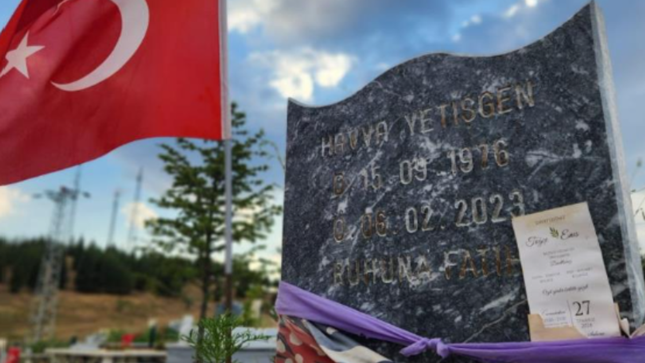 Annesinin Mezarına Düğün Davetiyesi Bırakan Genç Kız Yürekleri Burktu