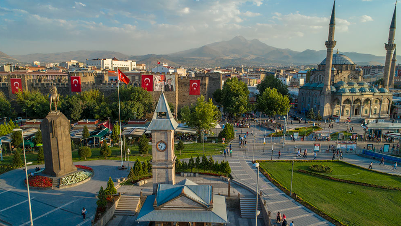 Kayseri’de O Belediye Her Gün Ücretsiz Yemek Dağıtıyor!