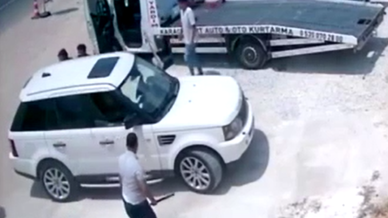 Kayseri Yolunda Esnaf Sinir Krizi Geçirdi! Otomobili Parçalamaya Kalktı