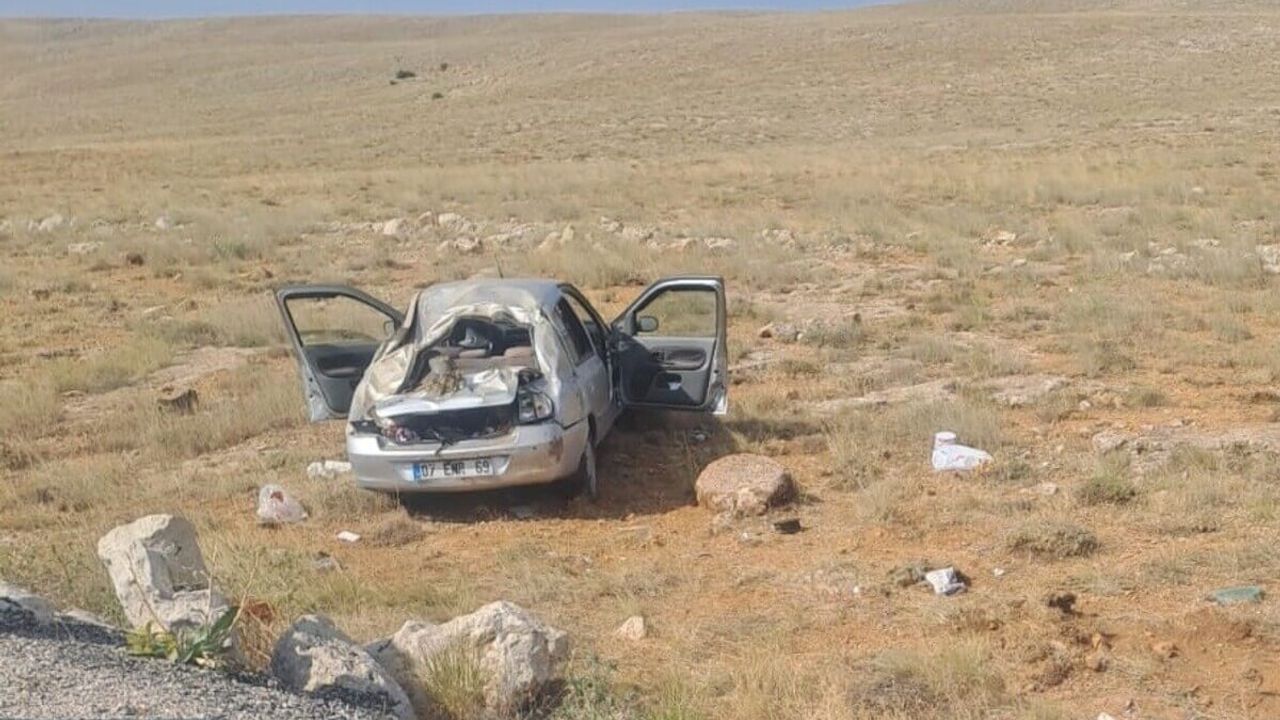 Feci Kaza! Yoldan Çıkarak Takla Atan Araç Hurdaya Döndü! 1 Ölü 2 Yaralı!