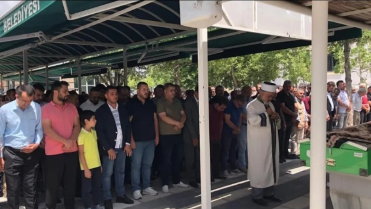Kayserili Siyasetçi Acı Haberle Yıkıldı!