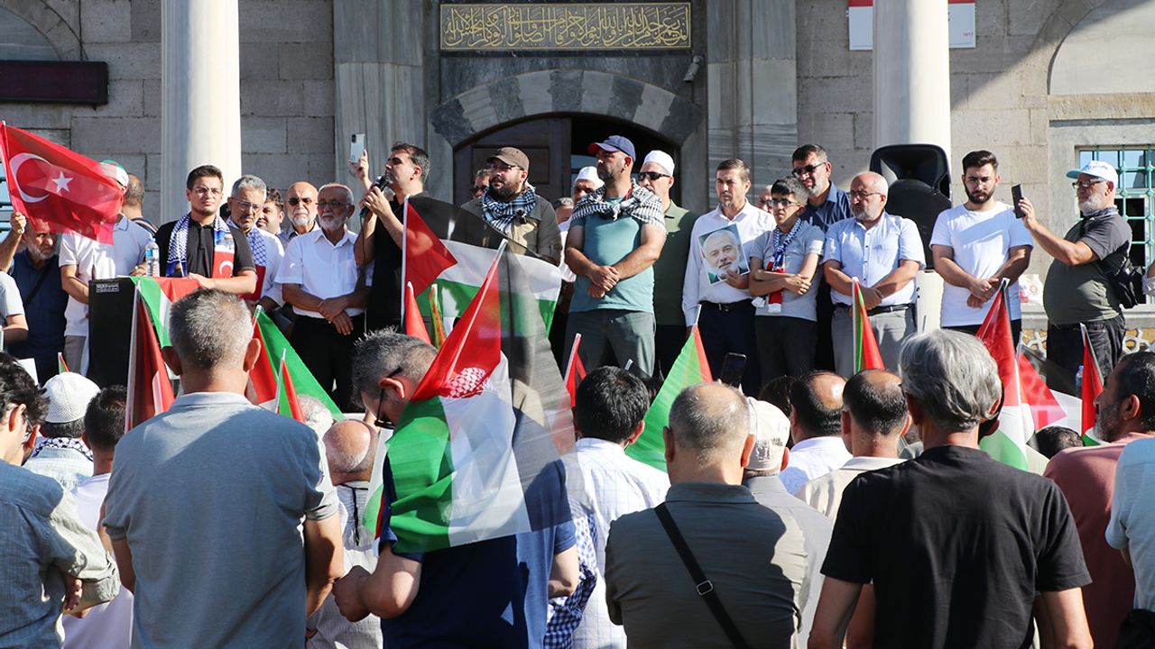 Kayserililer Cumhuriyet Meydanı'na Akın Etti! Protesto Ettiler