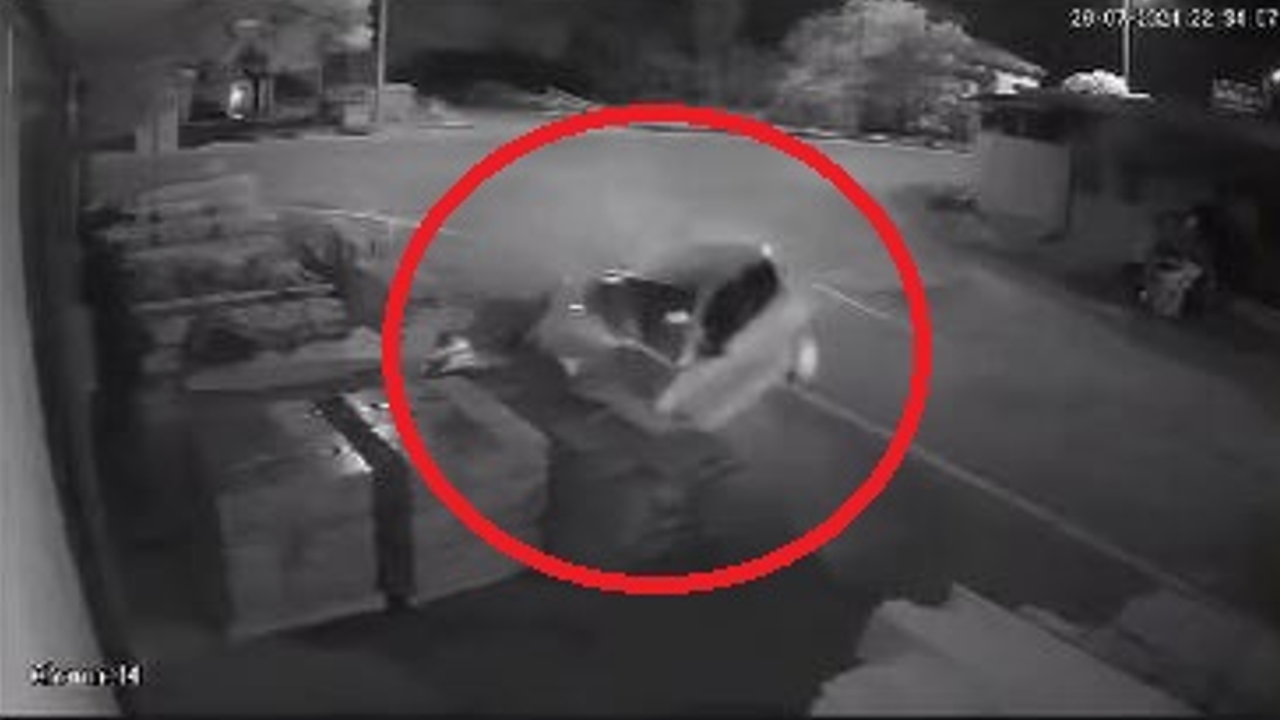 Kayseri’de Aracıyla İş Yerine Daldı! O Anlar Saniye Saniye Kameralarda…