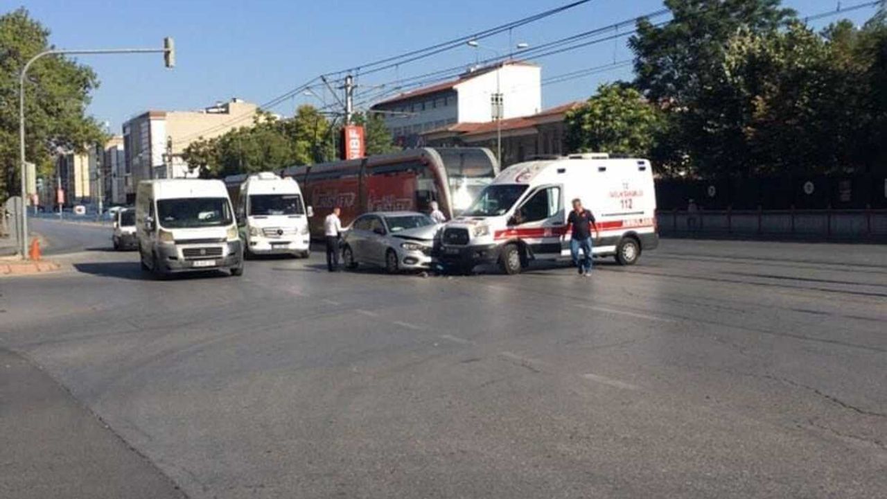 Kayseri'de Otomobil İhbara Giden Ambulansa Çarptı!