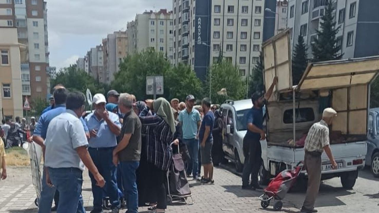 Kayseri’de Metrelerce Oluşan Kuyruk, Merak Uyandırdı! İşte Sebebi