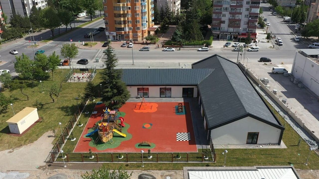 Kayseri’de Veliler Çocuklarını Kayıt Ettirmek İçin Sıraya Girdi!