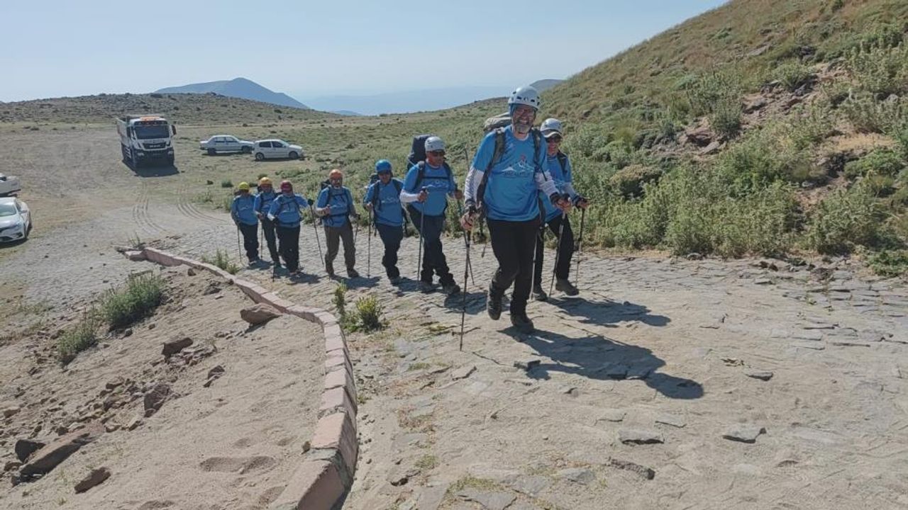 Erciyes Dağı'na Tırmanış Yaparak Van Gölü'ne Dikkat Çektiler!