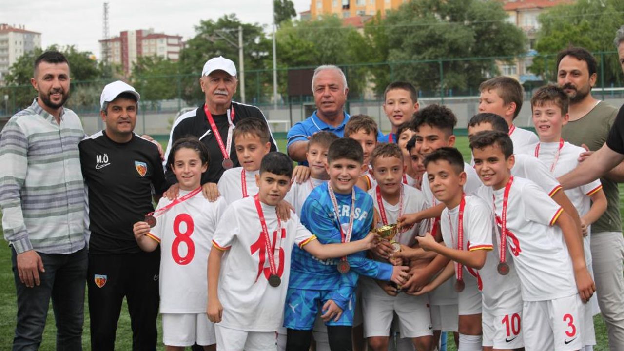 Kayseri'de Geleceğin Yıldızları Şampiyonluğa Uzandı!