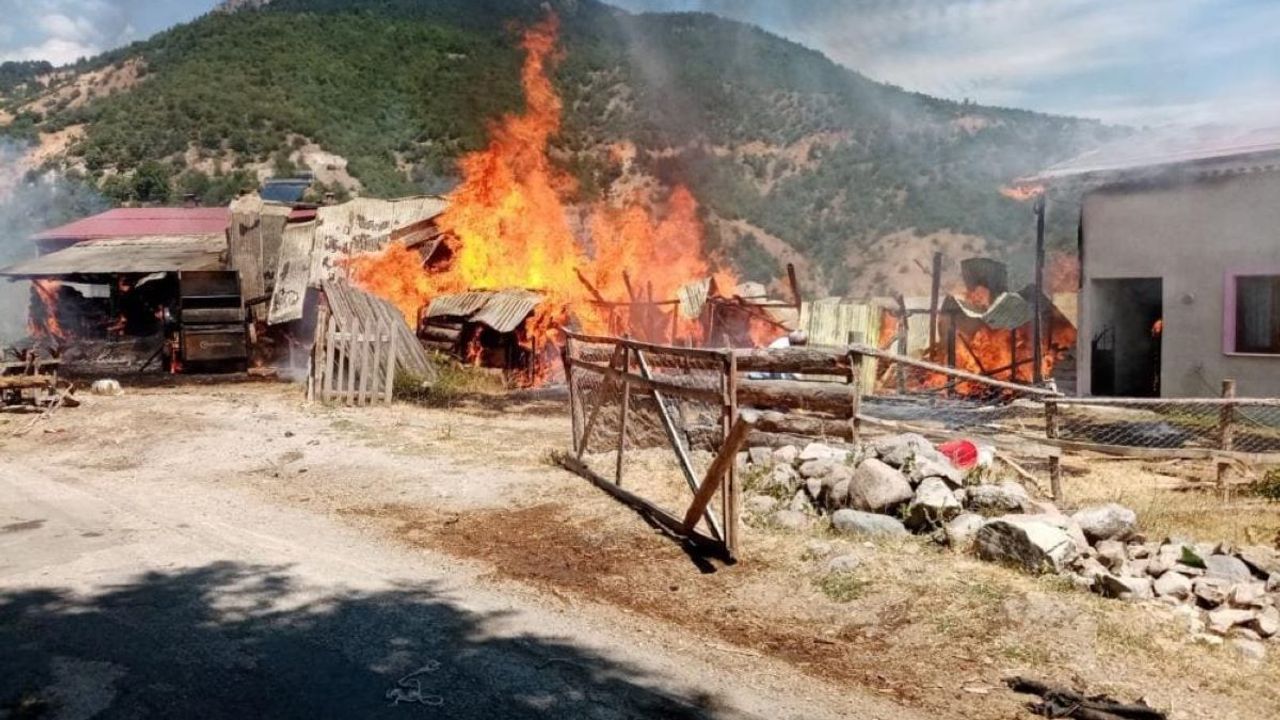Korkunç Yangın: 2 Samanlık ve 2 Ahır Kül Oldu