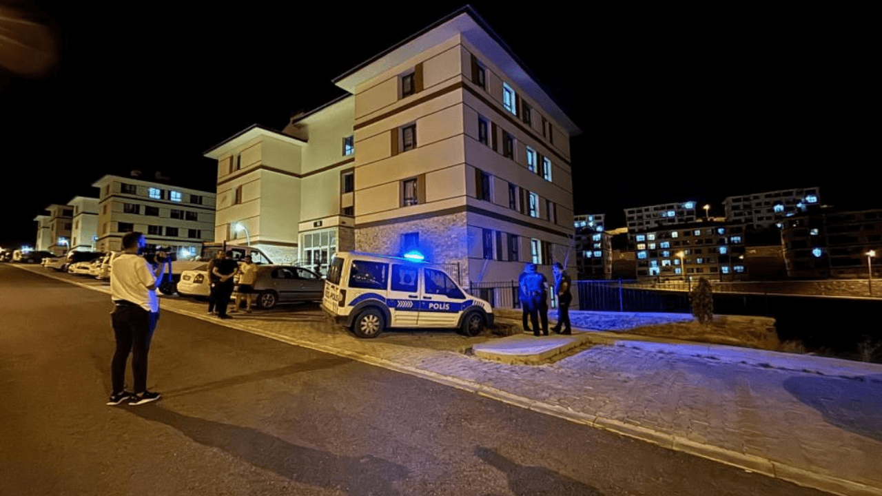 Kayseri’de 3 Kattan Düşen Genç Kadın Ağır Yaralandı!