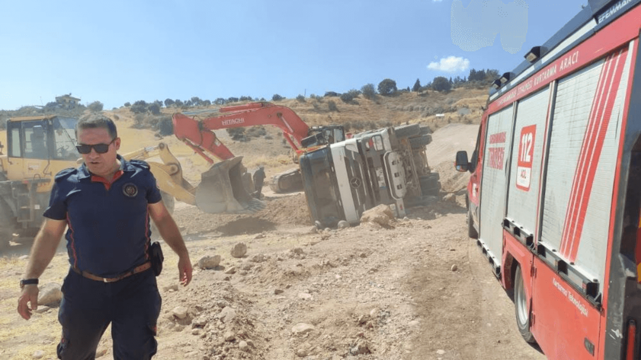 Yol Yapım Şantiyesinde Dehşet! Kum Yüklü Kamyon Devrildi!
