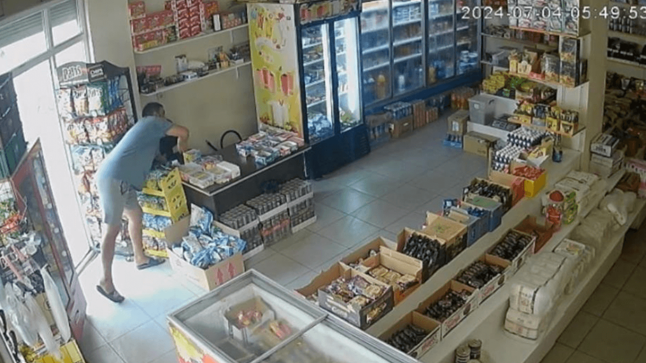 Müşteri Gibi Girdi! Ağzında Sigarayla Marketin Kasasına Dadandı!
