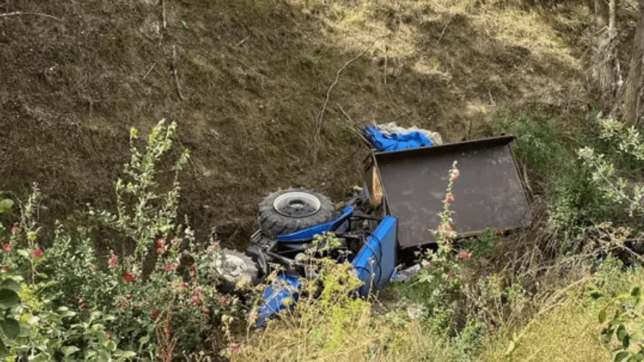 Korkunç Kaza! Şarampole Devrilen Traktörün Altında Kaldı!