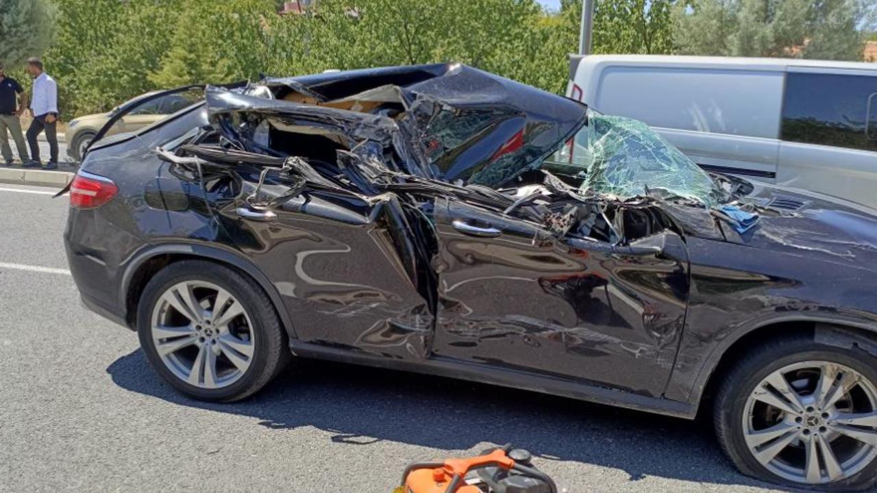 Kayseri Yolunda Otomobil, PTT Kamyonuna Çarptı! 1 Kişi Öldü