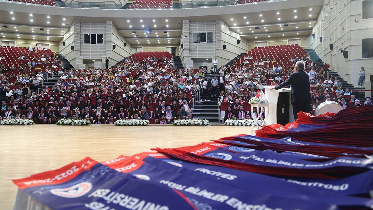 Kayserili Başkan Öğrencilerin Mezuniyet Coşkusuna Ortak Oldu!