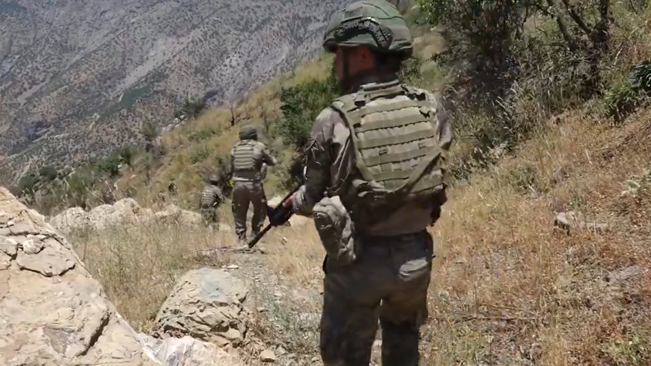 Şanlı Türk Askeri Dağda Temizlik Yaptı!