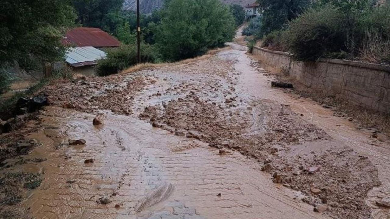 Sağanak Sele Neden Oldu! Köy Sular Altında Kaldı!