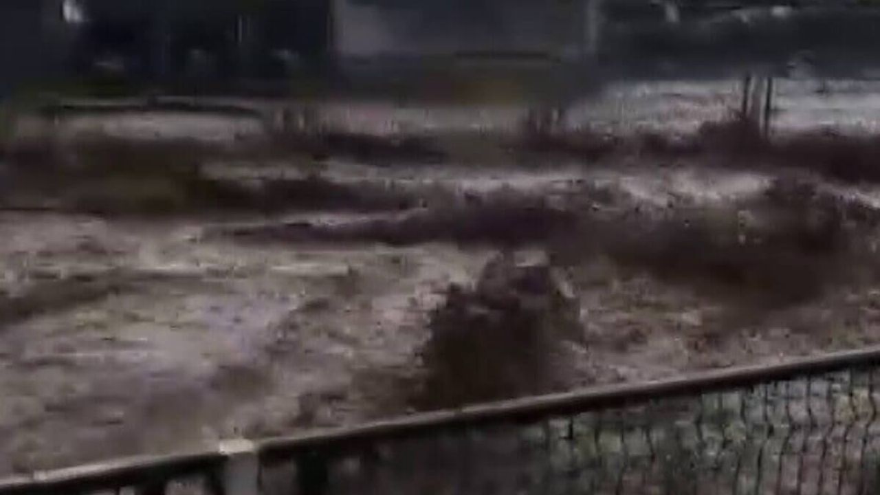 Sivas’ta Köprü Yıkıldı, Yollar Zarar Gördü!