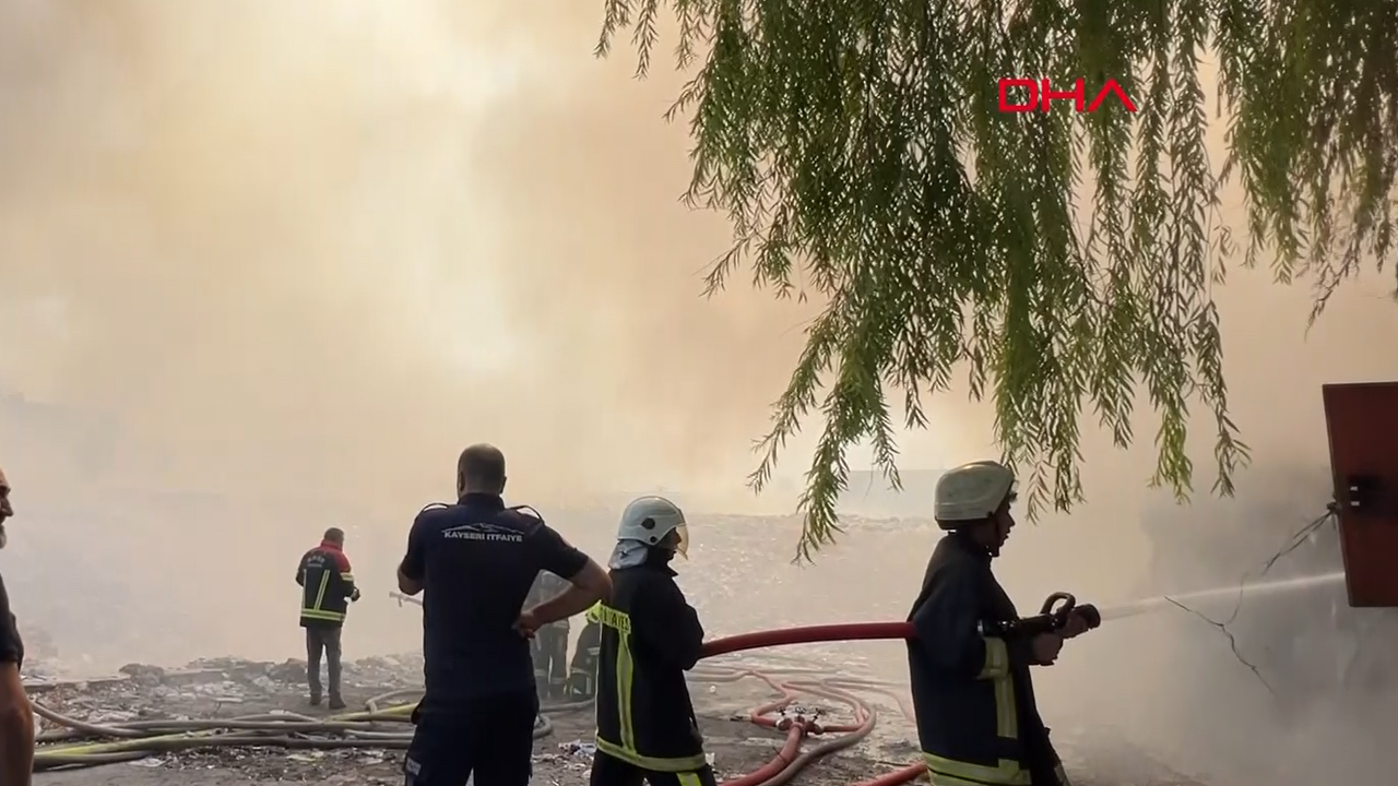 Kayseri Organize Sanayi Bölgesinde Büyük Yangın! Kağıt Toplama Fabrikasına Sıçradı