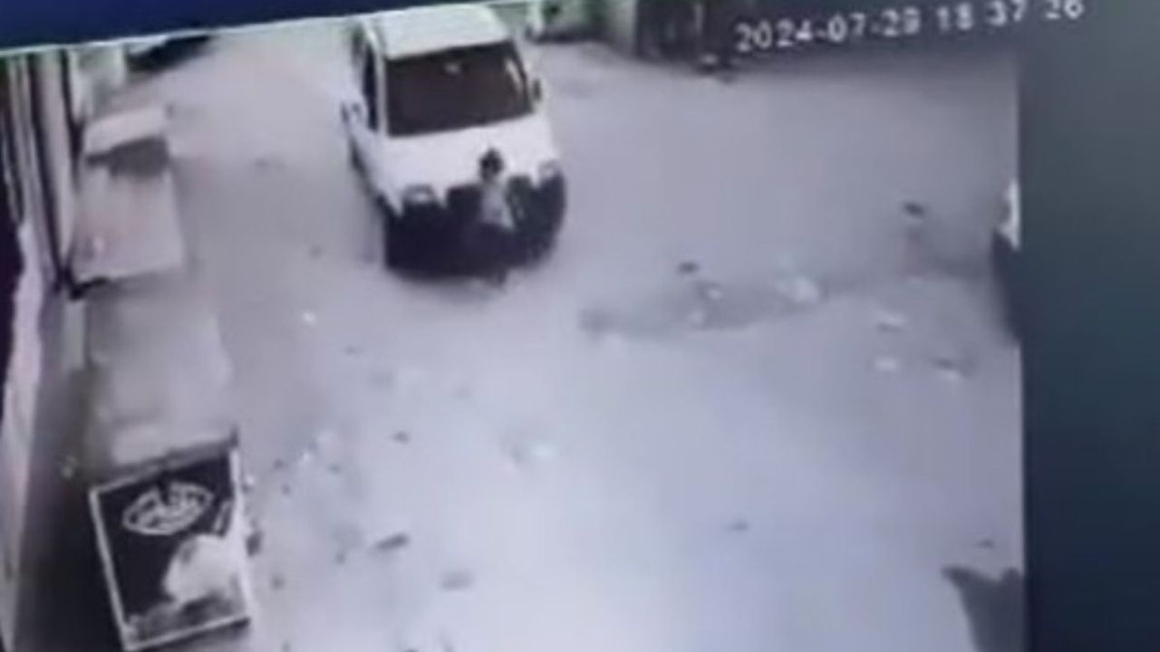 Yola Fırlayan Küçük Çocuğa Çarpan Araç Böyle Görüntülendi!
