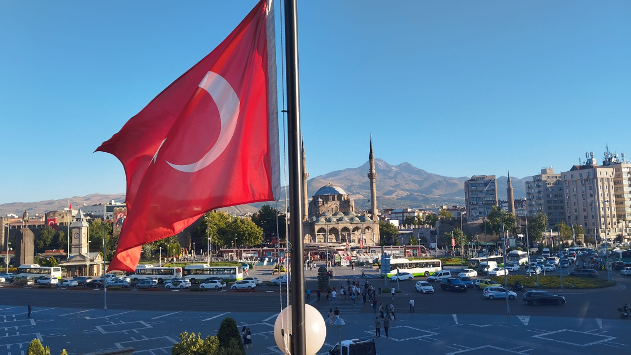 Kayseri’de Bayraklar Yarıya İndi!