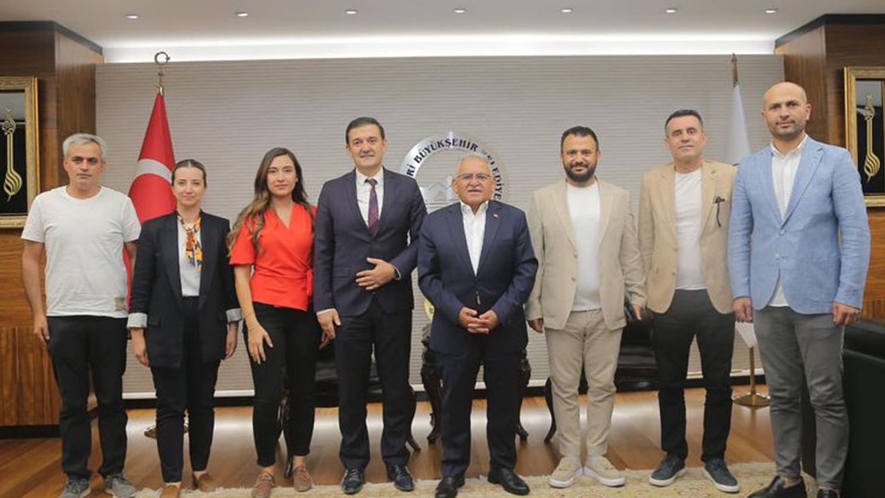 Başkan Arı'dan Memduh Büyükkılıç'a Ziyaret!
