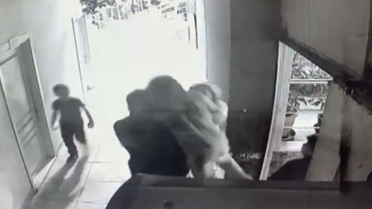 Küçük Çocuğu Kaldırıp Yere Fırlattı!