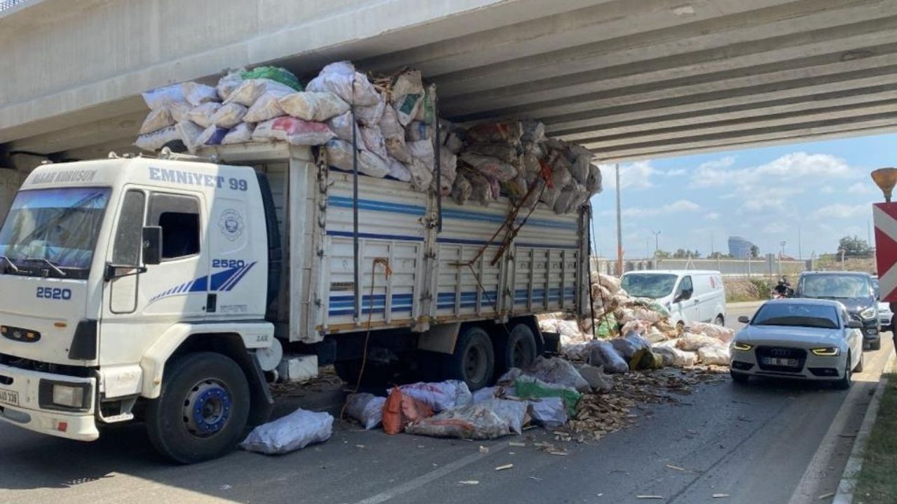 Yük Dolu Kamyon Köprü Altında Sıkıştı!