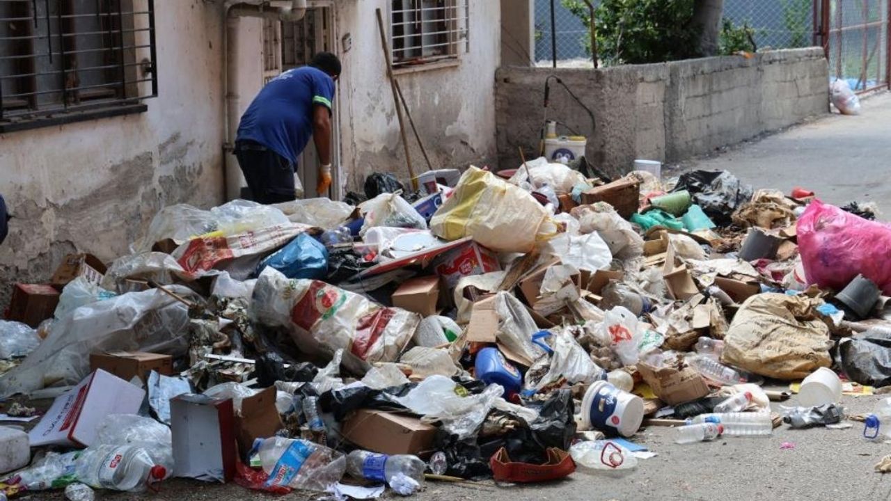 Evden 4 Kamyon Çöp Çıktı! Temizlik İşçileri Hastanelik Oldu