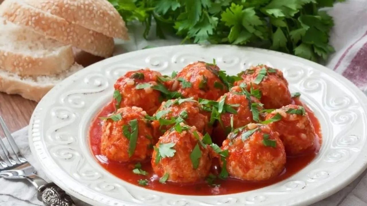 Domates Soslu Sulu Köfte Nasıl Yapılır?