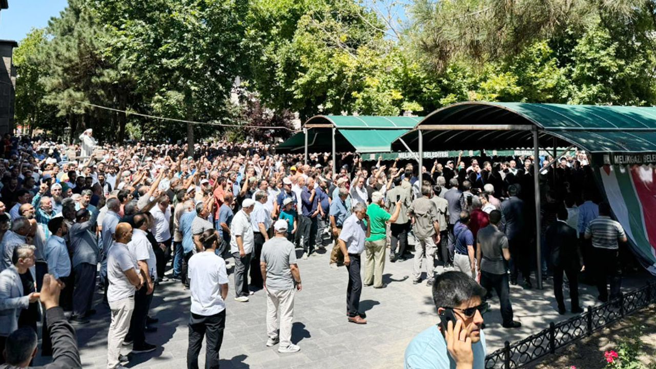 Kayseri’de Ticaret Bakanı’na Tepki Ak Parti’yi Rahatsız Etti!
