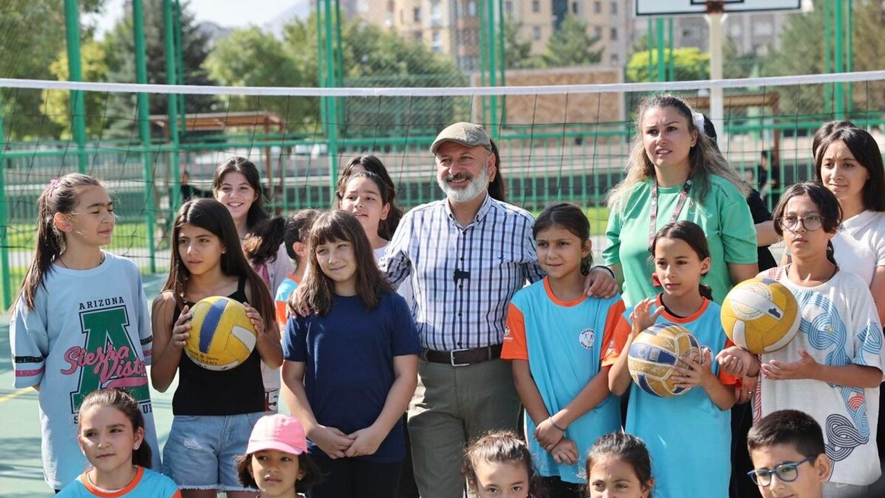 Başkan Çolakbayrakdar Genç Sporcularla Buluştu! Yaz Kursları Yoğun İlgi Gördü