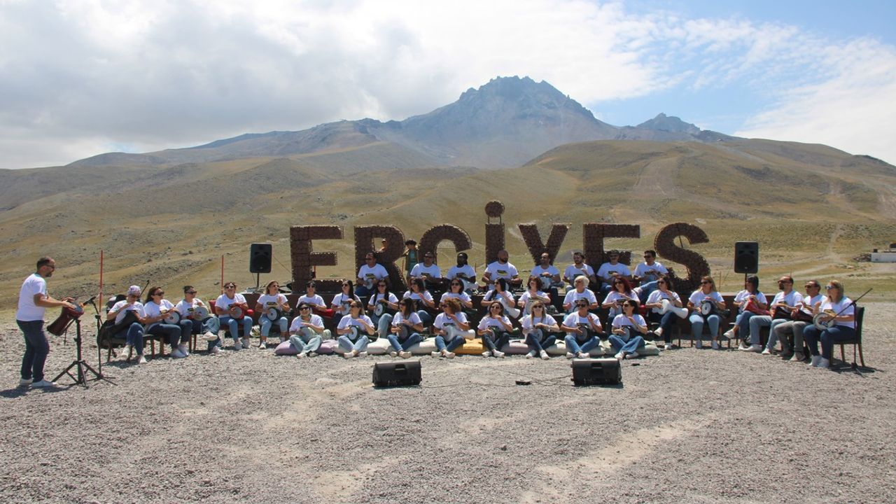 Kayseri'nin İncisi Erciyes'te Darbuka Şov!