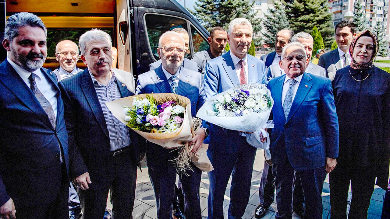 Yatırımlar, Hizmetler, Projeler! Bakan Kayseri'de ki Çalışmalar Hakkında Bilgi Aldı