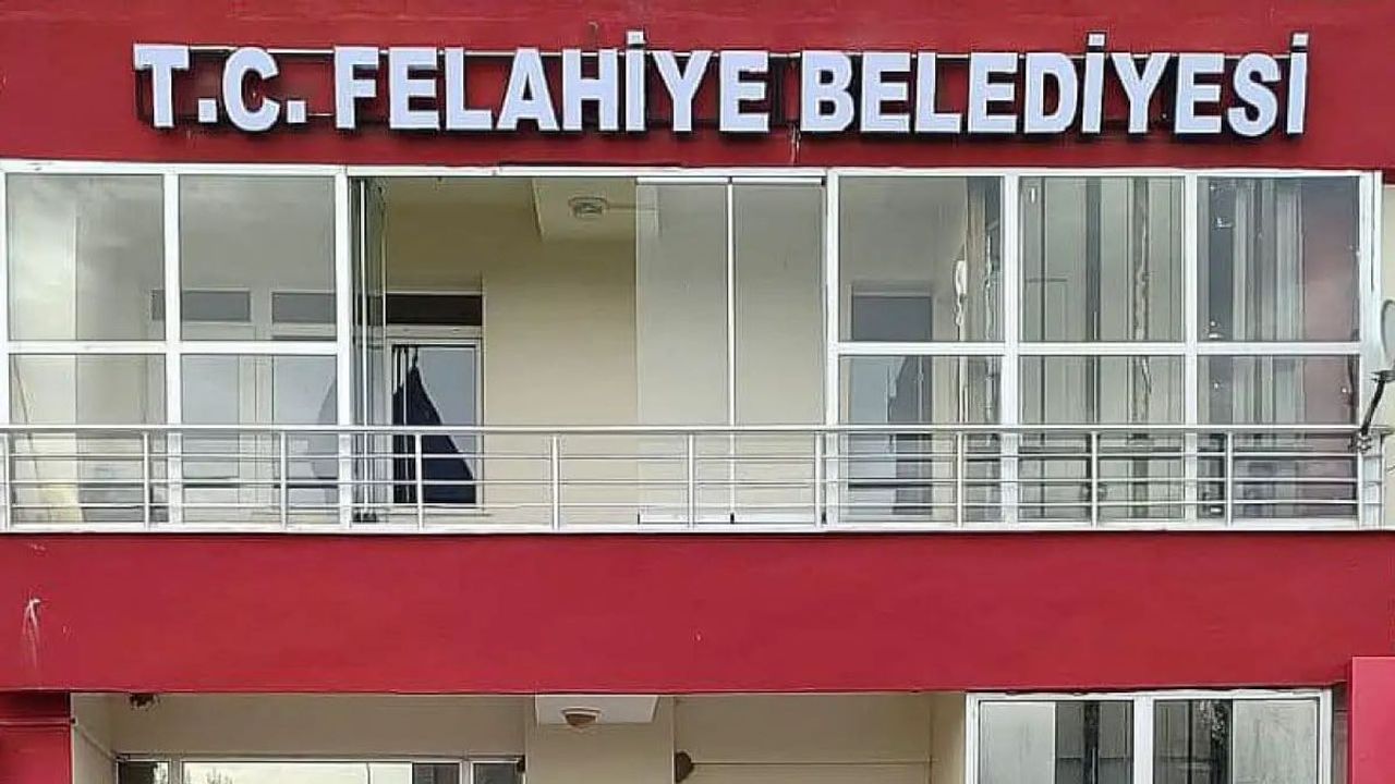 Belediye Başkanının Mutlu Günü, Herkesi Evine Davet Etti!