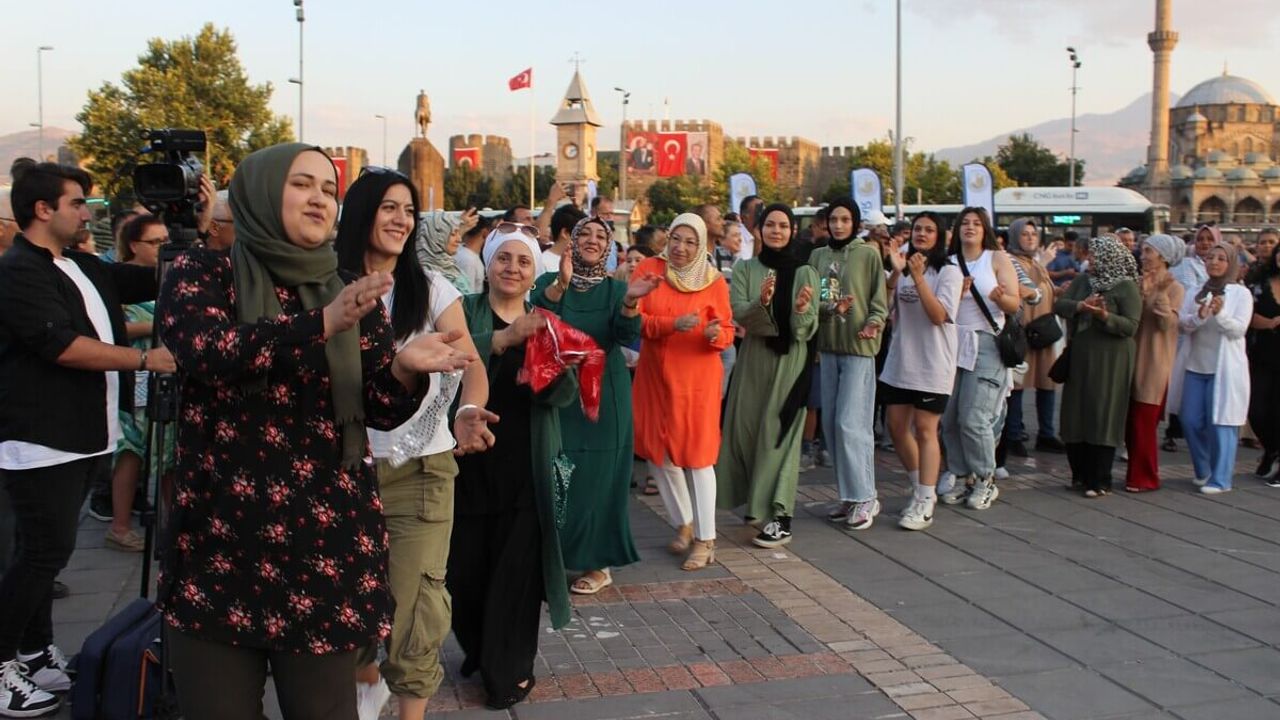 Binlerce Sivaslı Kayseri Cumhuriyet Meydanı’na Akın Etti!
