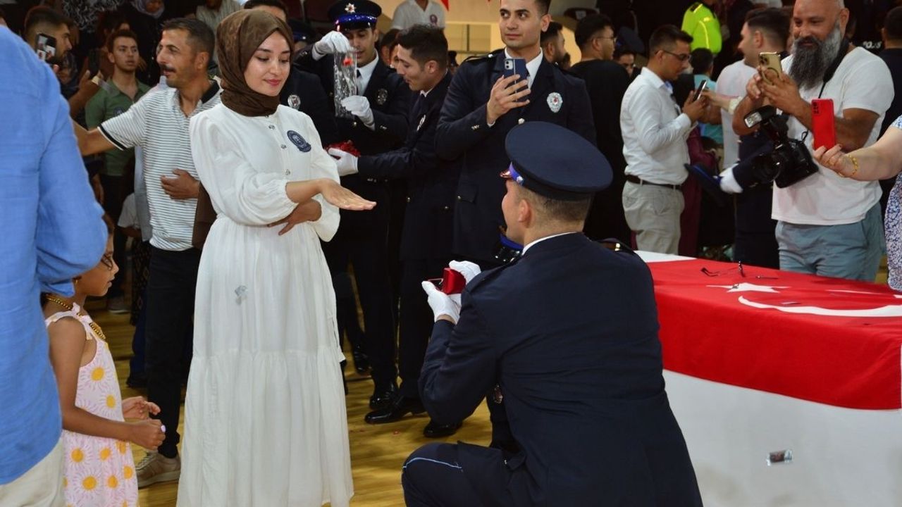 Mezuniyetinde Kız Arkadaşına Evlilik Teklifi Eden Polis!