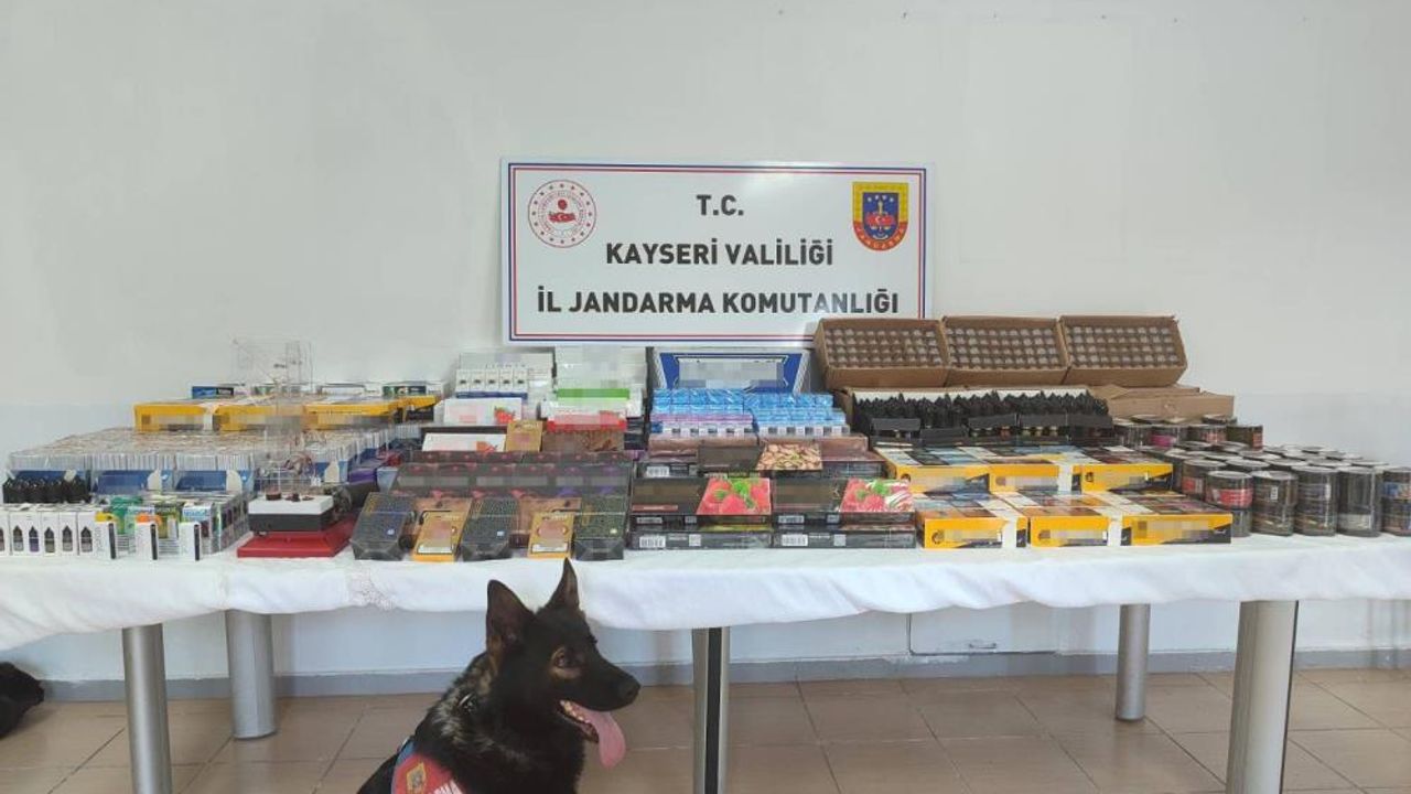 Kayseri'de Jandarma ekipleri 1 Milyon 200 Bin TL'lik Kaçak Sigara İle Malzeme Ele Geçirdi!