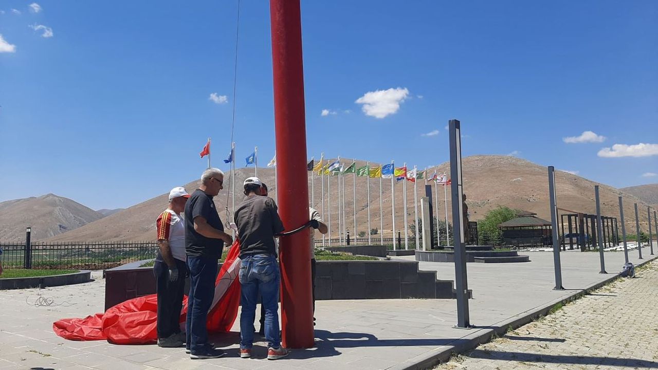 Kayseri Yolu Üzerine Asıldı: Gökyüzünde Dalgalanacak!