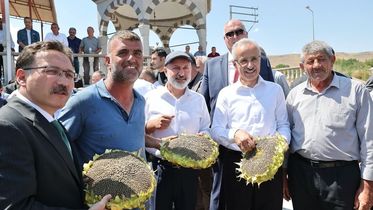 Kayseri’de Bakan Uraloğlu, O Lezzeti Tattı, Tadı Damağında Kaldı!