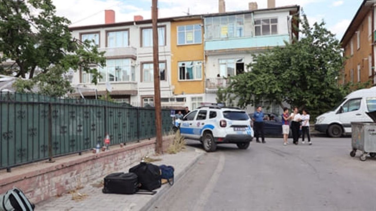 Kayseri’de Dehşet: Cezaevi Firarisi Baba Çocuklarının Önünde Eşini Bıçakladı!