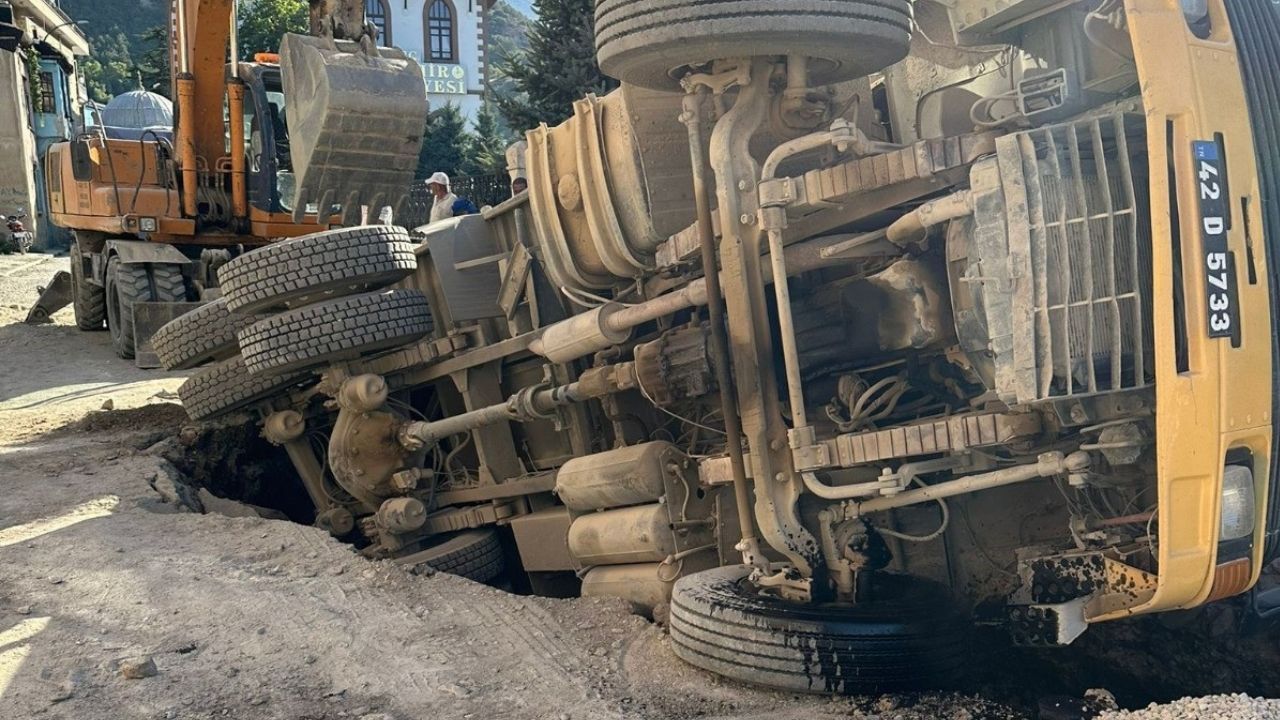 Çöken Yola Düşünce Yan Devrildi!