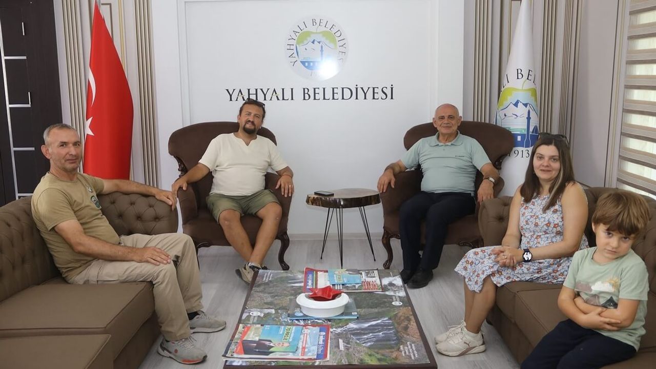 Kayseri’nin O İlçesine Ünlü Yapımcı ve Yönetmenden Dikkat Çeken Ziyaret!