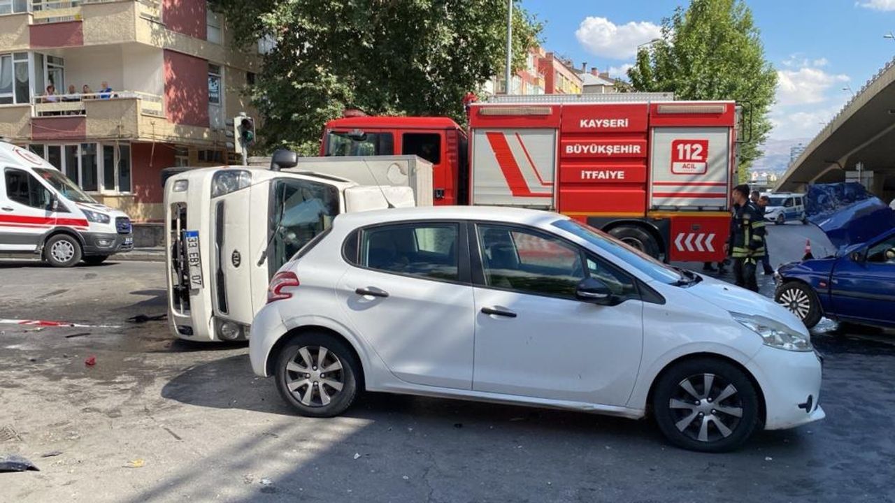 Kayseri'de 3 Araç Birbirine Girdi! Yaralılar Var