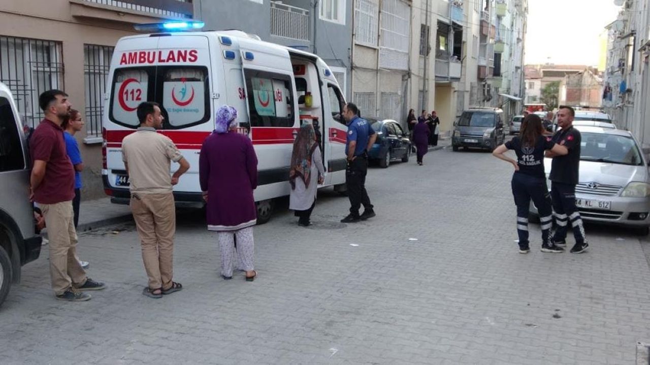 Korkunç Olay: Eve Girdiğinde 18 Yaşındaki Kardeşini Kablo İle Asılı Buldu!