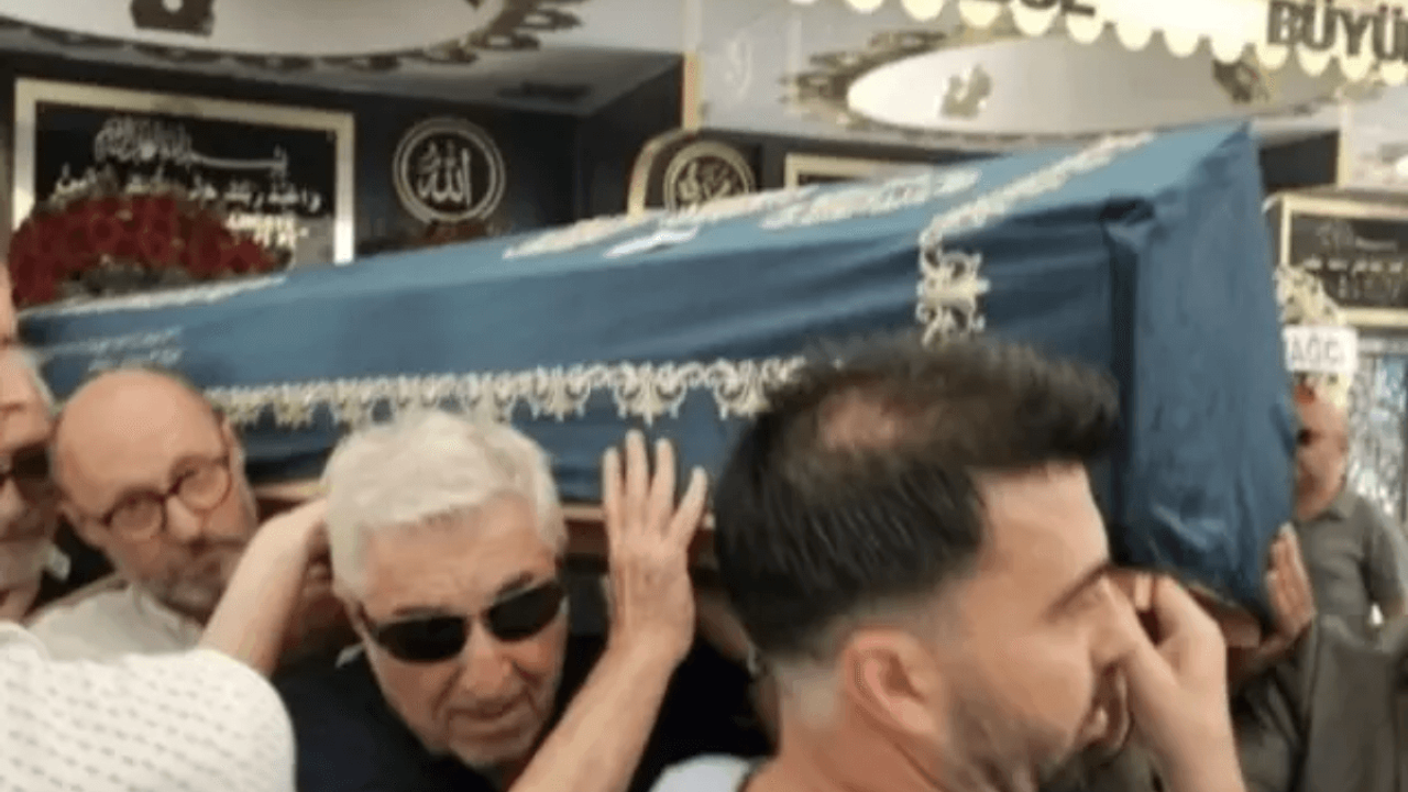 Usta Oyuncunun Oğlunun Cenazesinde Selfie Krizi!