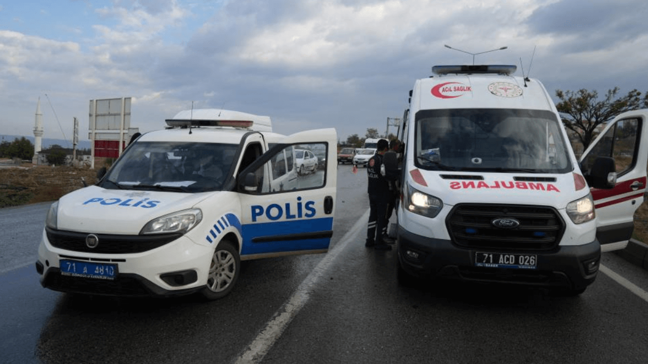 Kayseri Yolunda Feci Kaza! İşçi Servisi ile Otomobil Çarpıştı!