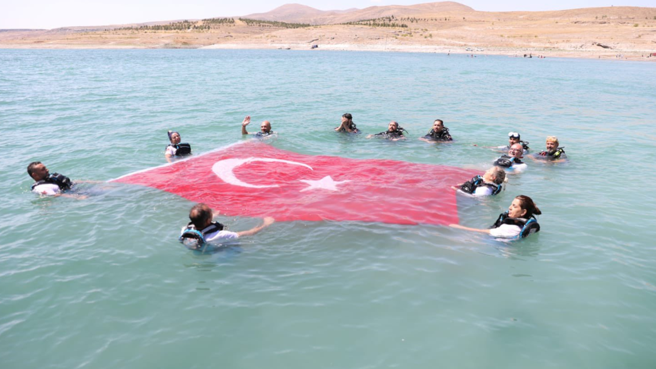 Kayseri’nin Denizinde Türk Bayrağı Açıldı!