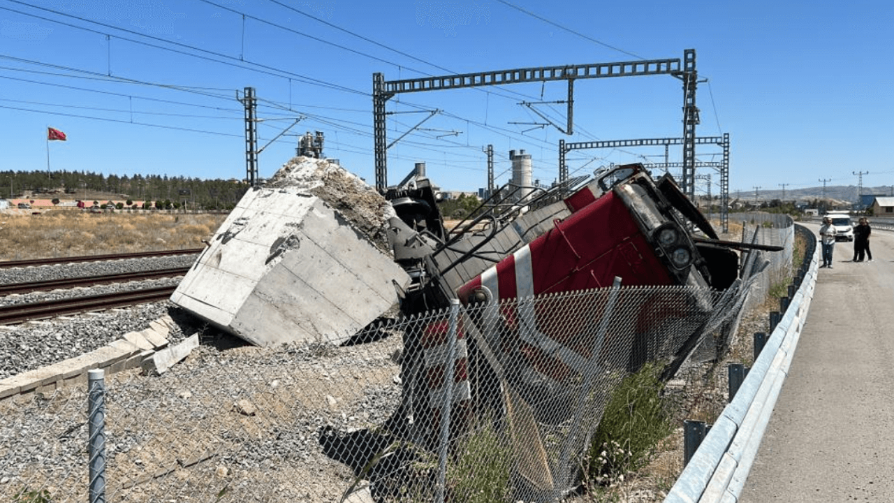 Raydan Çıkan Lokomotif Beton Bloğa Çarpıp Devrildi!
