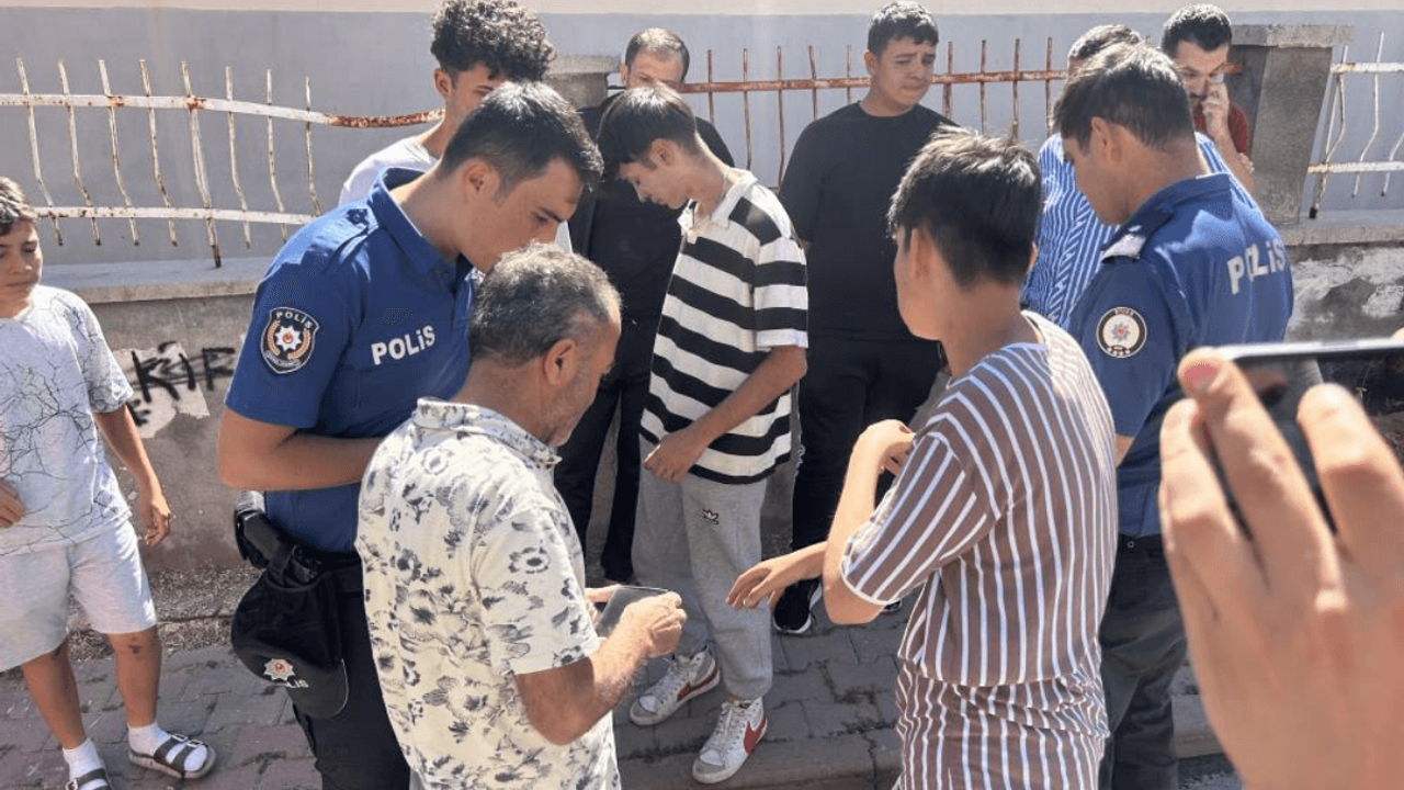 15 Yaşındaki Çocuk Korkusuzca Alevlerin Arasına Daldı!